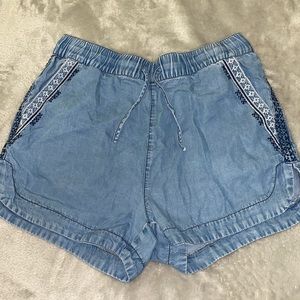 Flowy denim shorts with side embroidery!